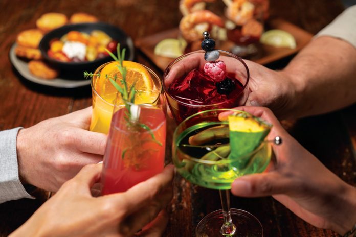 8f8ff-cocktail-week-gr-glasses-cheers-toast-696x464.jpg